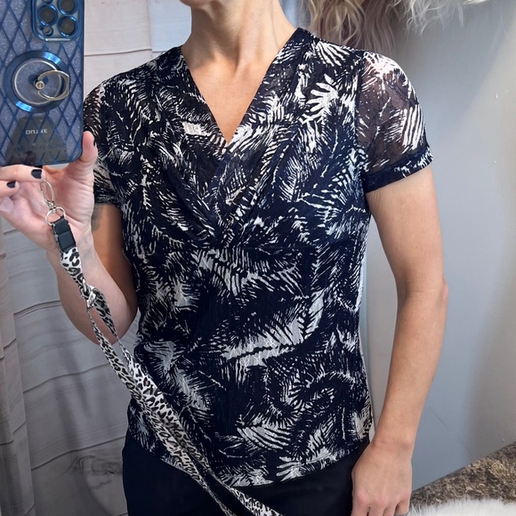 🔥2/$10 NWT($58) |•RAFAELLA•| Navy Blue & White Palm Tree Leaves Top Size Medium - Picture 3 of 12